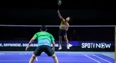 Pebulu tangkis tunggal putra Indonesia, Anthony Ginting dari tim Hurricanes melakukan pukulan smash ke arah Jonatan Christie dari tim Blitzers dalam laga Badminton XL 2025 di Istora Senayan, Jakarta, Sabtu (04/10/2025). (Bola.com/Bagaskara Lazuardi)