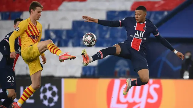 Gelandang Barcelona, Frenkie De Jong (kiri) berebut bola dengan penyerang PSG, Kylian Mbappe pada pertandingan leg kedua babak 16 besar Liga Champions di stadion Parc des Princes di Paris, Kamis (11/3/2021).  PSG  mendepak Barcelona di babak 16 besar Liga Champions.  (AFP/Franck Fife)