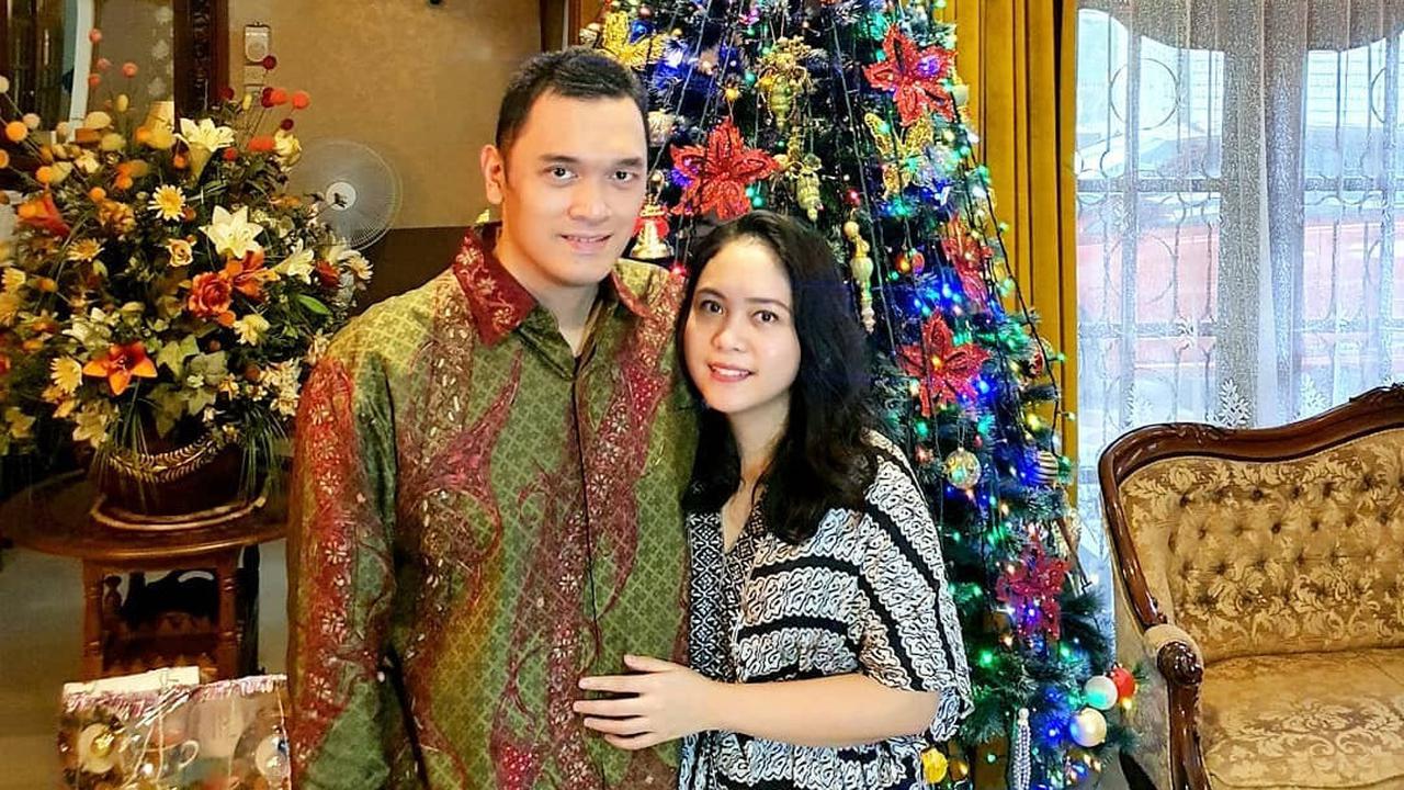 Rupanya, si dokter kandungan berparas tampan itu merupakan suaminya sendiri.