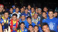 Pelatih Arema, Suharno dan para pemainnya dengan senang hati melayani permintaan Aremania untuk konvoi di Bayuwangi walau waktunya mepet dengan berbuka. (Bola.com/Kevin Setiawan)