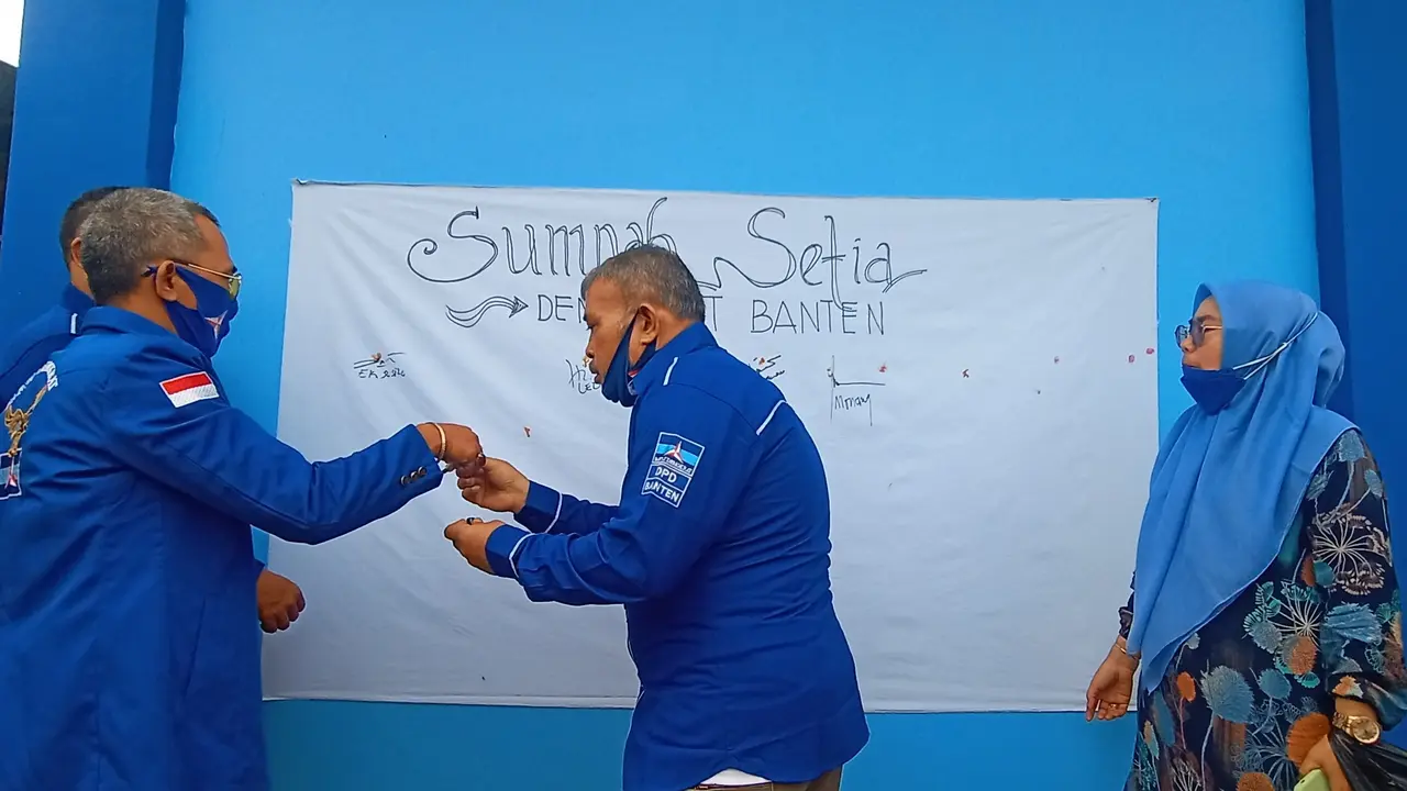 Kader Demokrat Banten membubuhkan cap jempol darah sebagai bukti kesetiaan terhadap AHY.