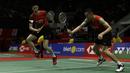 Ganda Putra China, Xuan Yi Ou/Zhang Nan, berusaha mengembalikan kok saat melawan ganda Indonesia, Fajar Alfian/Muhammad Rian, pada laga Indonesia Masters 2020 di Istora, Jakarta, Kamis (16/1). Fajar/Rian unggul 21-10, 12-21 dan 21-19. (Bola.com/Yoppy Renato)
