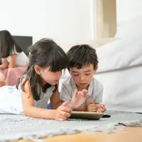 Sahabat Fimela, yuk simak strategi untuk mengurangi screen time anak tanpa konflik yang bisa kamu terapkan pada anakmu! [Dok/freepik.com/pch.vector]