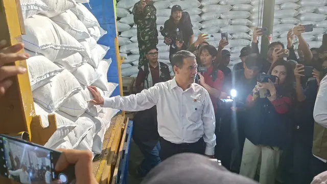 Menteri Pertanian Andi Amran Sulaiman di Gudang penyimpanan beras Bulog, di Karawang, Jawa Barat, Kamis (23/4/2026). (Liputan6.com/Arief)