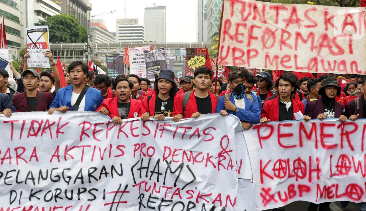 Mahasiswa dari sejumlah perguruan tinggi bersama kelompok buruh melakukan aksi unjuk rasa sambil berjalan menuju kawasan Patung Kuda, Jalan Medan Merdeka Barat, Jakarta, Senin (28/10/2019). Dalam aksinya, mereka menuntut penuntasan agenda reformasi. (Liputan6.com/Helmi Fithriansyah)
