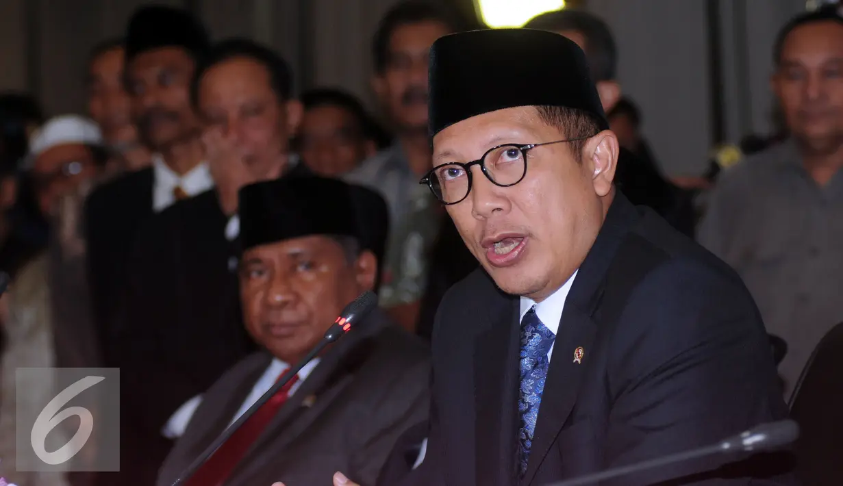 Menag Lukman Hakim Saifuddin (kanan) saat menyampaikan hasil sidang Isbat awal Syawal di Jakarta, Senin (4/7). Berdasar sidang isbat, 1 Syawal 1437 H jatuh pada Rabu (6/7). (Liputan6.com/Helmi Fithriansyah)