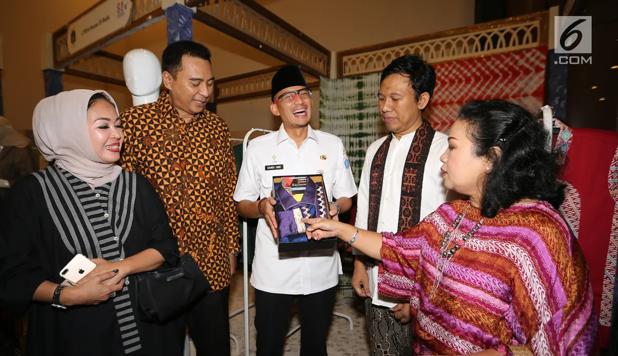 Wagub DKI Jakarta Sandiaga Uno (tengah) didampingi CEO Kemang Village Reza Chatab meninjau booth pada pembukaan Bazaar Ramadhan Week OK Oce Goes To Mall di Lippo Mal Kemang, Jakarta, (30/5) Kegiatan bekerjasama dengan UKM binaan OK OCE. (Liputan6.com)