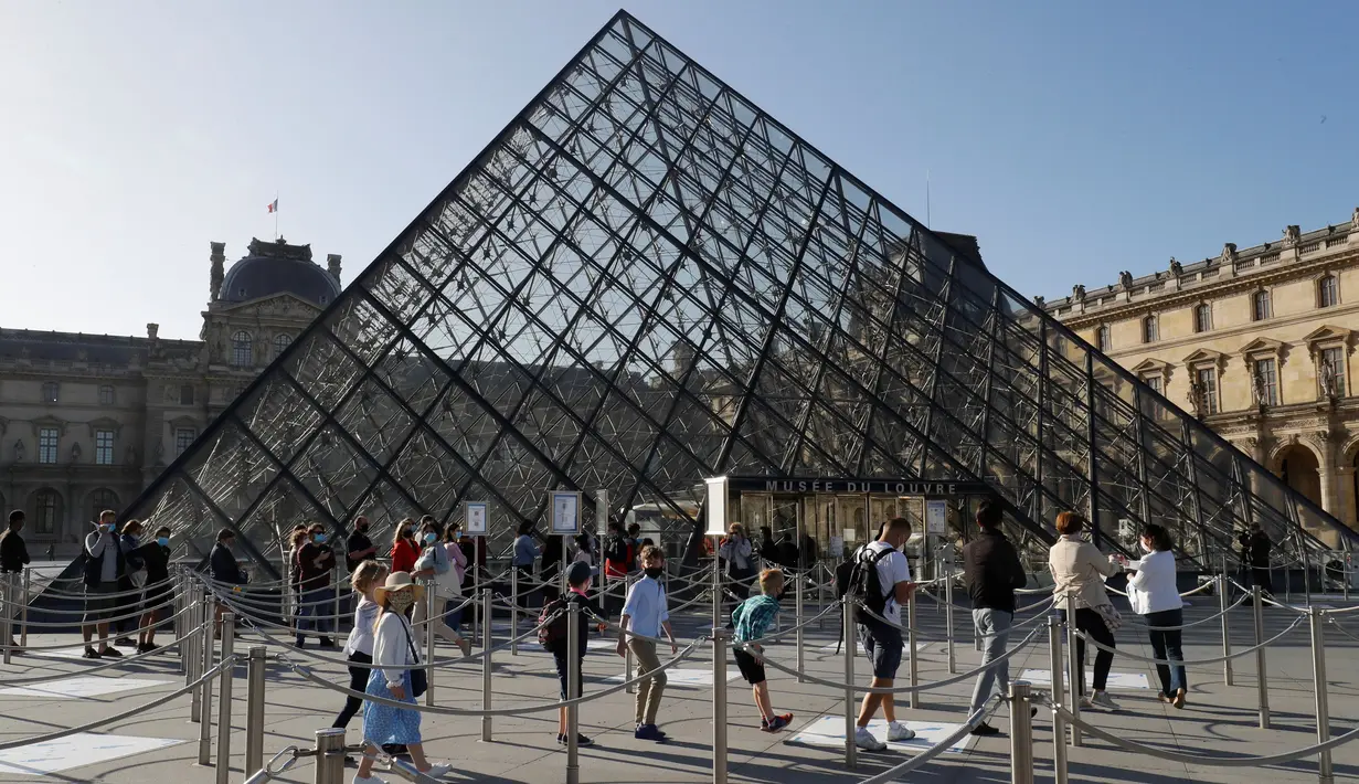 <p>Pengunjung mengentre di piramida Louvre yang dirancang arsitek China Ieoh Ming Pei, pintu masuk ke Museum Louvre pada hari pertama pembukaan di Paris (6/7/2020). Setelah berbulan-bulan ditutup akibat lockdown Covid-19, Museum Louvre kembali dibuka pada 6 Juli 2020. (AFP/Francois Guillot)</p>
