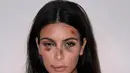 Bintang reality TV, Kim Kardashian ditampilkan dengan wajah lebam seperti habis dipukul. Foto yang diedit itu pun diberi tulisan yang memotivasi wanita untuk melawan tindak kekerasan. (dailymail.co.uk)