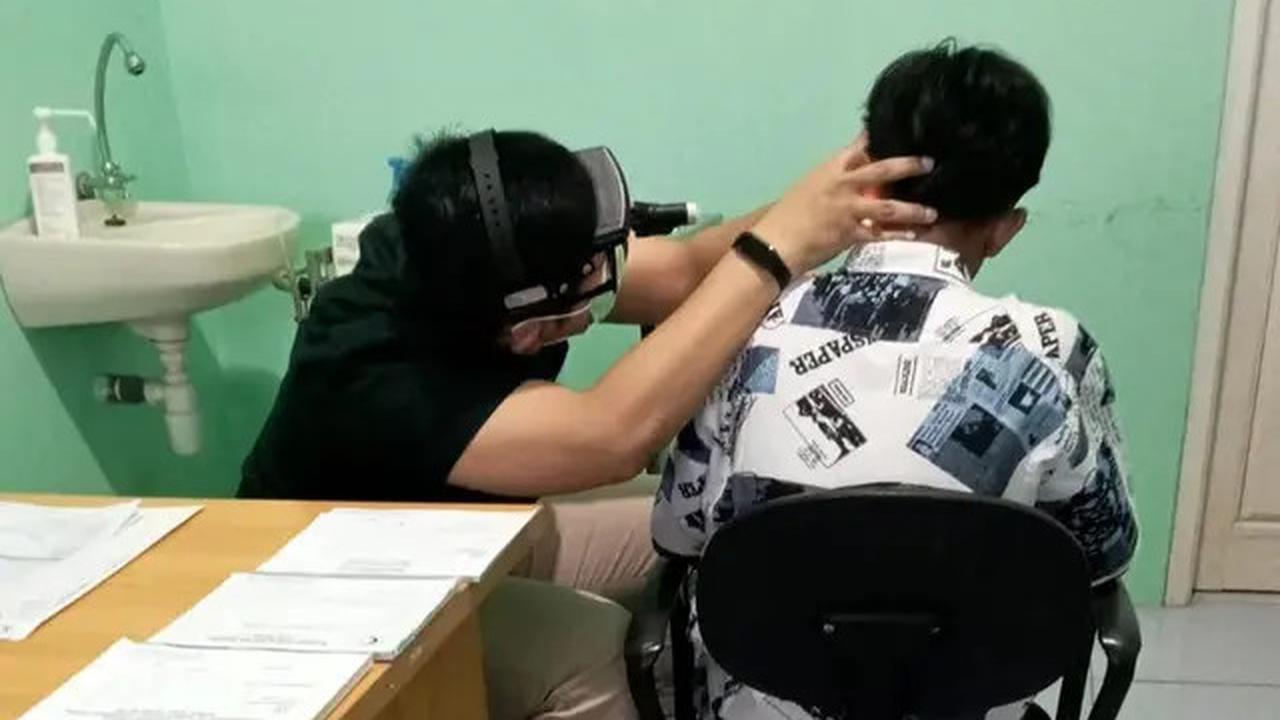 Setop Pakai Cottonbud, Dokter THT Sarankan Cara Aman Bersihkan Telinga Usai Mandi