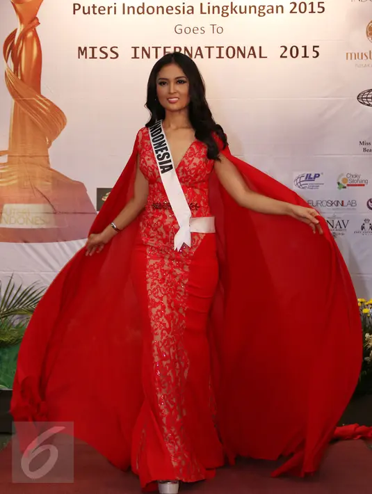 Puteri Indonesia Lingkungan 2015, Chintya Fabyola menunjukan salah satu kostum untuk dipakai di ajang Miss International 2015, Jakarta, Kamis (8/10/2015). Miss International 2015 akan diselengarakan di Tokyo pada 16 Oktober. (Liputan6.com/Herman Zakharia)