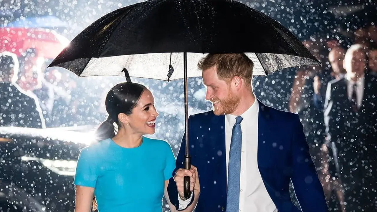 Debut Meghan Markle Setelah Keluar dari Kerajaan dengan Gaun Victoria Beckham
