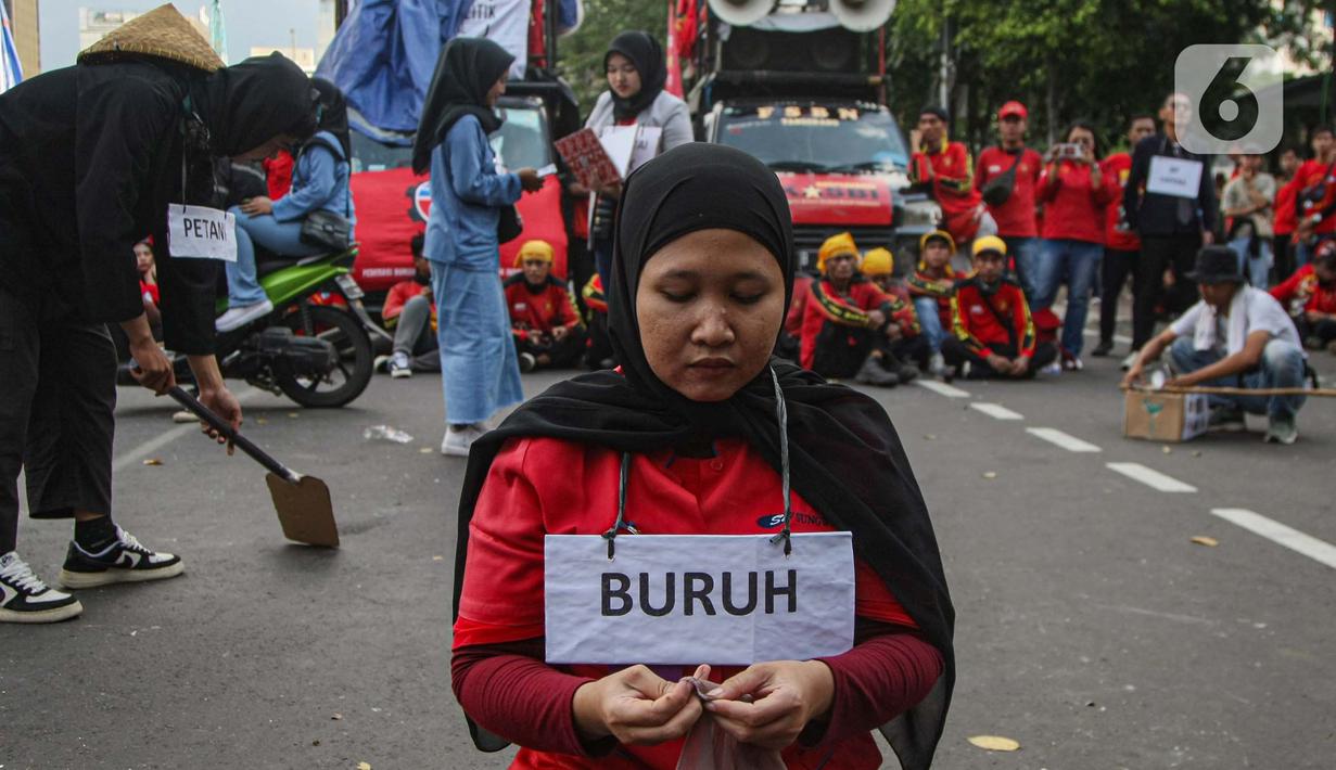 Gerakan aliansi buruh bersama rakyat melakukan aksi teatrikal saat berunjuk rasa menolak pemberlakuan program Tabungan Perumahan Rakyat (Tapera) di Jakarta, Kamis (27/6/2024). (Liputan6.com/Angga Yuniar)