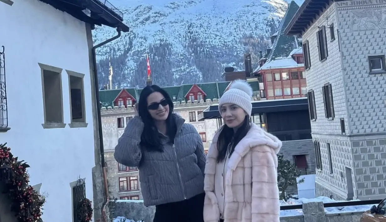 Kenakan beanies pink yang senada dengan fur jacket, Nagita hadirkan kesan stylish dan muda. [Foto: instagram/ Raffinagita]