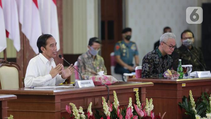 Presiden Joko Widodo atau Jokowi (kiri) menyampaikan pengarahan kepada ratusan audiens di Gedung Gradhika Bhakti Praja, Kompleks Kantor Gubernur Jawa Tengah, Semarang, Selasa (30/6/2020). Jokowi melakukan kunjungan kerja ke beberapa wilayah di Jawa Tengah. (Liputan6.com/Gholib)