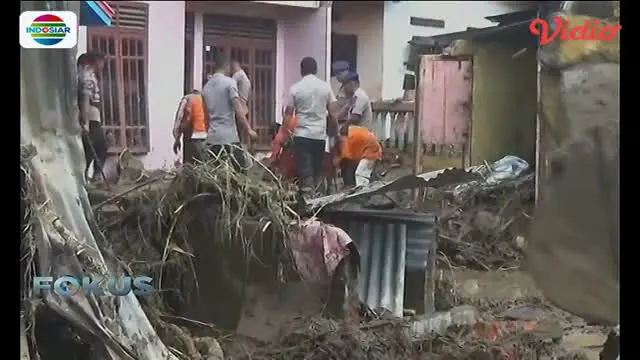 Warga korban banjir bandang meminta bantuan di jalan kepada pengendara yang melintas.