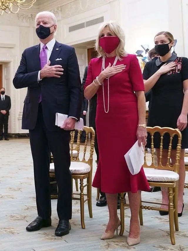 Penampilan Jill Biden mengenakan gaun rancangan Brandon Maxwell