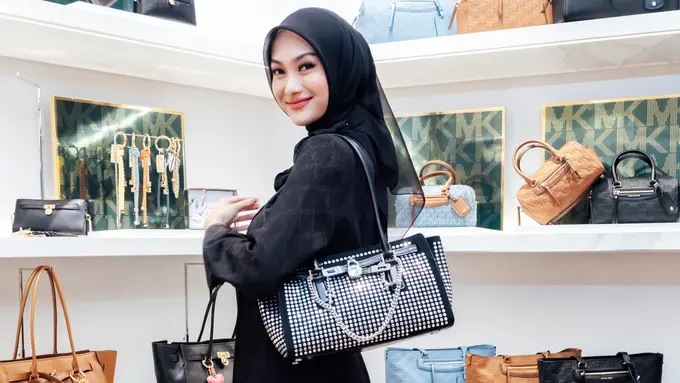 Inspirasi Tampil Elegan Saat Lebaran dengan Aksesori dari Koleksi Terbaru Michael Kors
