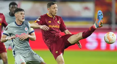 Gelandang AS Roma Nemanja Matic berebut bola dengan gelandang RB Salzburg Nicolas Capaldo pada leg pertama playoff babak 16 besar Liga Europa di Red Bull Arena, Salzburg, Jumat (17/2/2023) dini hari WIB.  Salzburg tampil tangguh untuk membekuk AS Roma dengan skor tipis 1-0. (AP Photo/Petr David Josek)