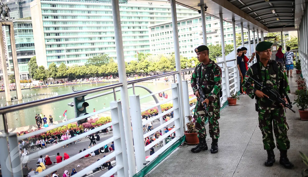 Sejumlah pasukan Pasukan TNI bersenjata lengkap berjaga dikawasan Bunderan HI, Jakarta, (31/7). Penjagaan tersebut dilakukan terkait pengamanan KTT ke-12 World Islamic Economic Forum (WIEF) di Jakarta pada 2-4 Agustus 2016. (Liputan6.com/Faizal Fanani)