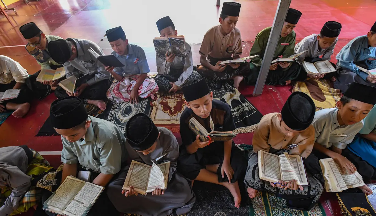 Untuk diketahui, kata tadarus berasal dari kata darasa yang berarti belajar, meneliti, menelaah, serta mengambil pelajaran. (merdeka.com/Arie Basuki)