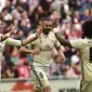 Striker Real Madrid Karim Benzema bersama Gareth Bale dan Marcelo merayakan golnya ke gawang Athletic Bilbao dalam lanjutan Liga Spanyol di San Mames Barria, Sabtu (18/3/2017) malam WIB. (AP Photo/Alvaro Barrietos)