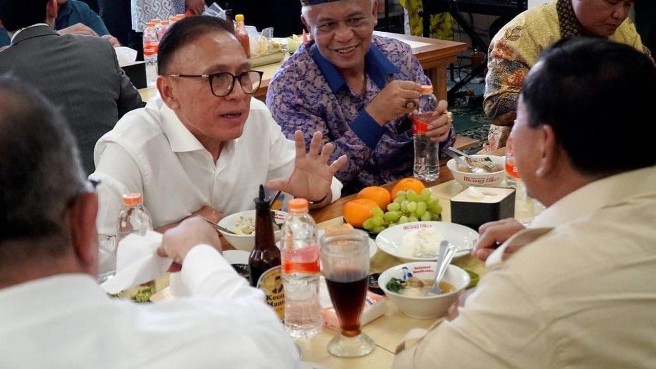 "Ternyata Pak @prabowo doyan “ngabaso”, Guys! 😁👌," <br>