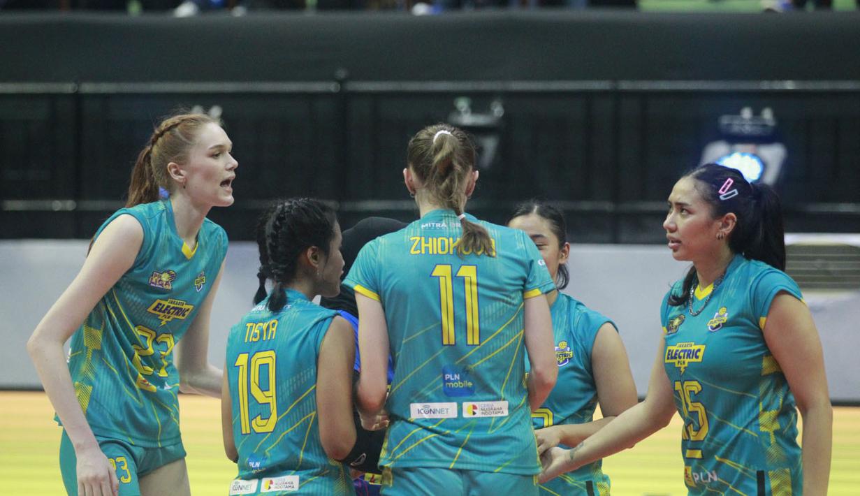 Tim putri Jakarta Electric PLN sementara memuncaki klasemen sementara di sektor putri putaran pertama Final Four PLN Mobile Proliga 2024 usai mengoleksi kemenangan kedua atas Jakarta Pertamina Enduro di di GOR Bung Tomo, Surabaya, Sabtu (6/7/2024). Yolla Yuliana dkk menang 3-1 (25-23, 11-25, 25-21 dan 25-21). (Dok. PBVSI)