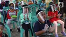 Anak-anak melakukan kegiatan belajar di luar sekolah di Kampung Belajar New Normal di Pinang Indah, Tangerang, Jumat (19/6/2020). Kampung Belajar ini menggunakan metode pembelajaran seperti sekolah alam dengan menerapkan protokol kesehatan di tatanan kehidupan baru. (Liputan6.com/Angga Yuniar)