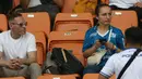Suporter wanita memakai jersey Persib Bandung saat menyaksikan pertandingan Timnas Polandia U-17 melawan Timnas Senegal U-17 di Grup D Piala Dunia U-17 2023 yang berlangsung di Stadion Si Jalak Harupat, Kabupaten Bandung, Jawa Barat, Selasa (14/11/2023). (Bola.com/Ikhwan Yanuar)