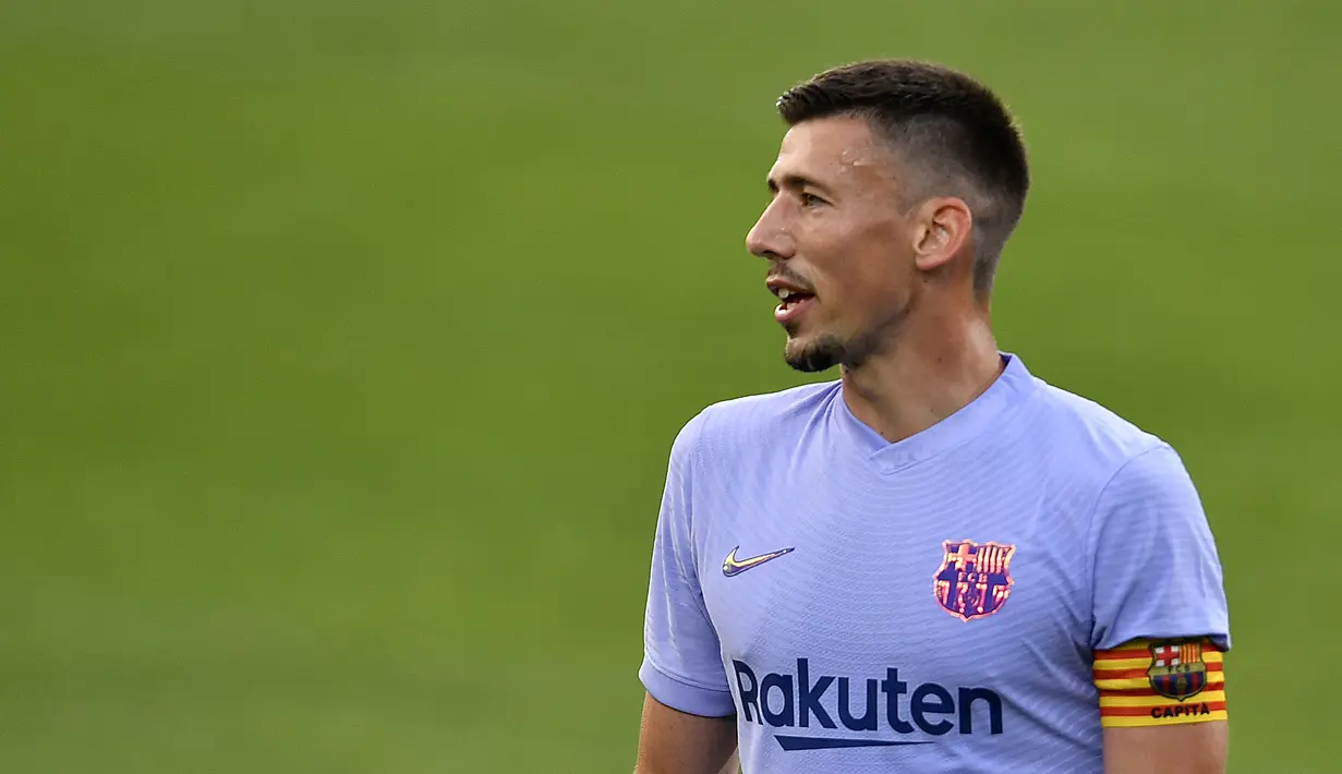 Clement Lenglet. Bek tengah ini didatangkan dari Sevilla pada awal 2018/2019 dengan ekspektasi jadi pilihan utama di lini belakang. Nyatanya ia sering dilanda cedera dan lebih banyak dicadangkan. Pada musim ini ia baru tampil 5 kali di semua ajang, kebanyakan dari bangku cadangan. (AFP/Pau Barrena)