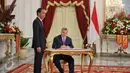 Perdana Menteri Hongaria, Y.M. Tuan Viktor Orban (kanan) mengisi buku tamu didampingi Presiden Joko Widodo di Istana Merdeka, Jakarta, Senin (1/2). (Liputan6.com/Faizal Fanani)