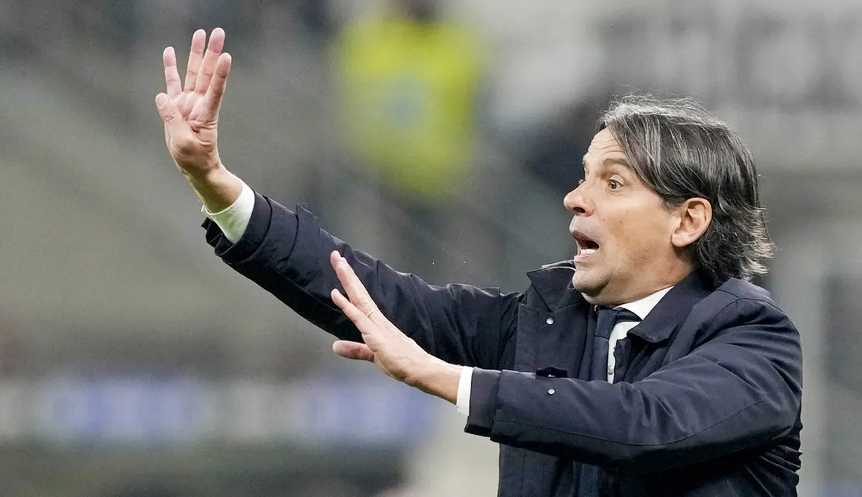 Pelatih Inter Milan, Simone Inzaghi, memberikan arahan kepada anak asuhnya saat melawan Juventus pada lanjutan pekan ke-27 Liga Italia di Stadion Guiseppe Meazza, Senin (20/3/2023). (AP Photo/Antonio Calanni)