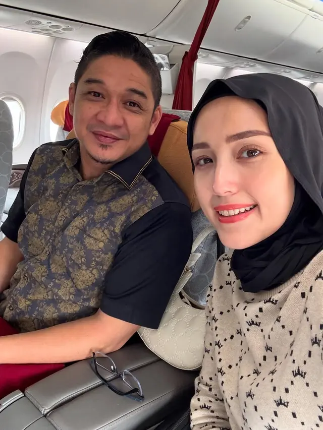 Potret Adelia Istri Pasha Pakai Hijab Meleyot, Intip Padu Padannya yang Modis dan Elegan