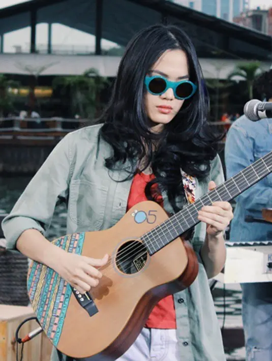 Dengan pesona cantiknya,  saat bernyanyi  Sheryl selalu mendapatkan banyak pujian dari penggemar dan penikmat musik tanah air.  (via instagram@sherylsheinafia/Bintang.com)