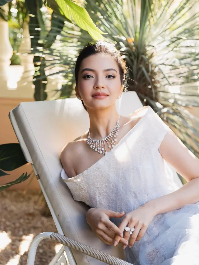 Raline Shah Tampil Bak Bidadari Kenakan Gaun Desainer Lokal di Cannes Film Festival 2024