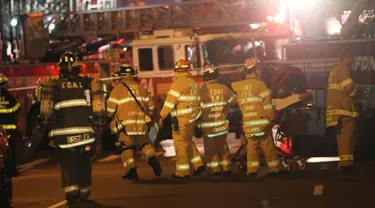 Petugas mengevakuasi korban ledakan di New York, Sabtu (17/9). Setidaknya 25 orang terluka akibat sebuah ledakan di New york, menurut keterangan pejabat setempat. (AFP PHOTO)