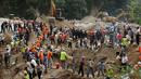 Warga dan petugas bahu membahu untuk mencari para korban longsor di Santa Catarina Pinula, Guatemala City (2/10/2015). Musibah tanah longsor ini menewaskan sedikitnya 73 orang dan sebanyak 600 orang dinyatakan hilang. (Reuters/ Josue Decavele)