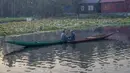 Orang-orang Kashmir mengobrol saat mereka duduk di dalam perahu mereka di Danau Dal di Srinagar, Kashmir yang dikuasai India (18/10/2020). (AP Photo/Dar Yasin)
