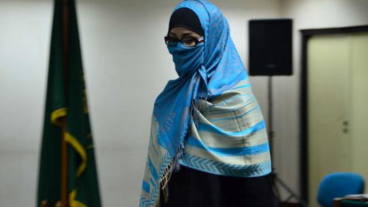 Sidang perdana, Neneng bertemu Angie 