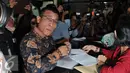 Anggota Komisi III DPR RI asal Fraksi PDI Perjuangan, Masinton Pasaribu membawa barang bukti kasus gratifikasi RJ Lino untuk dilaporkan ke penyidik KPK, Jakarta, Selasa (22/9/2015).  (Liputan6.com/Andrian M Tunay)