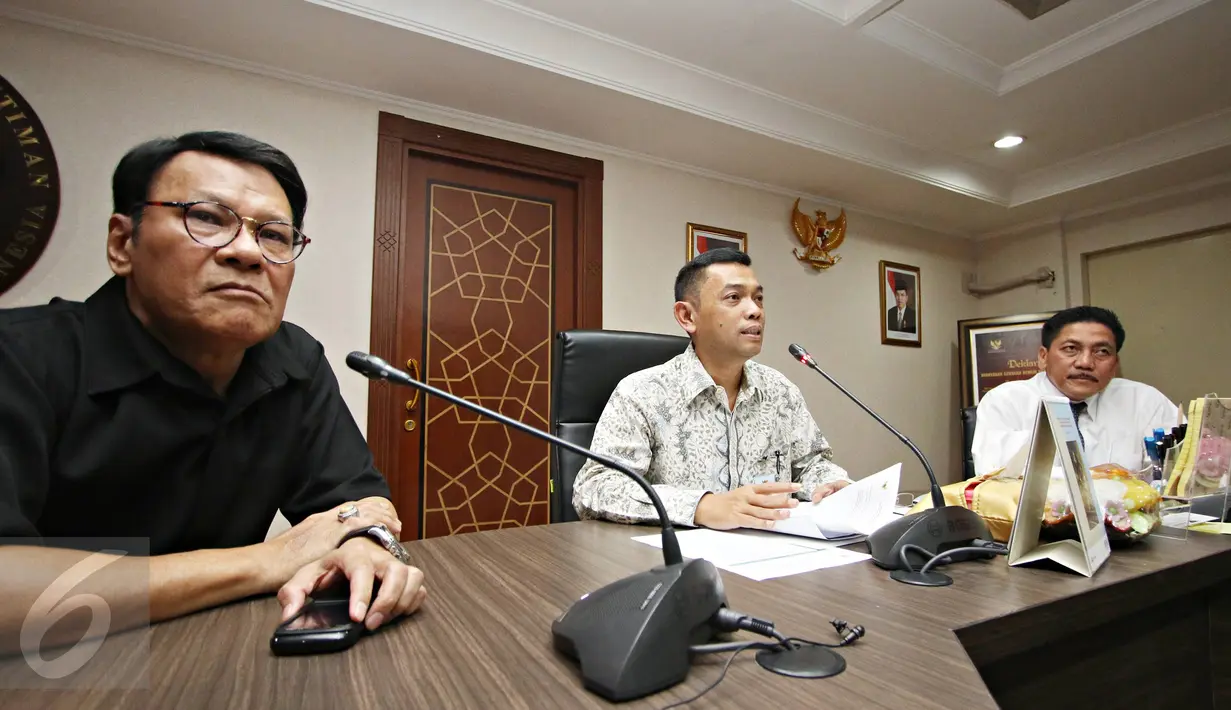 (Ki-ka) Anggota Task Force Ronnie Higuchi Rusli, Ketua Task Force Agung Kuswandono, dan Wakil Ketua Task Force Marsetio memberikan keterangan terkait pencapaian Satgas Dwelling Time di Gedung BPPT, Jakarta, Senin (29/10). (Liputan6.com/Immanuel Antonius)