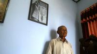Ishak berpose di bawah foto idolanya, Bung Karno. (Foto: Liputan6.com/Muhamad Ridlo)