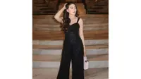 Gaya Kondangan Mewah Natasha Wilona Bersama Sosok Spesial, Tampil Elegan dengan Jumpsuit Payet