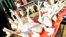 Pedagang menjual daging ayam di Pasar Kebayoran Lama, Jakarta, Rabu (22/4/2020). Harga sejumlah kebutuhan pokok merangkak naik menjelang bulan Ramadan 2020, seperti daging ayam naik mencapai Rp31.000 per kilogram dari sebelumnya Rp27.000. (Liputan6.com/Fery Pradolo)