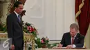 Presiden Finlandia Sauli Niinisto menandatangani buku tamu di Istana Merdeka, Jakarta, Selasa (3/11). Pertemuan tersebut akan membahas tata kelola lahan gambut untuk mengantisipasi bencana kebakaran hutan. (Liputan6.com/Faizal Fanani)