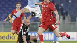 Penyerang Bayern Munchen, Robert Lewandowski (kanan) mencetak gol pembuka ke gawang Lazio dalam pertandingan leg pertama babak 16 besar Liga Champions, di Stadion Olimpico, Roma, Rabu (24/2/2021) dini hari WIB. Bayern Muenchen sukses meraih kemenangan 4-1 atas Lazio. (AP Photo/Gregorio Borgia)