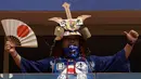 Suporter Jepang mengenakan kostum unik sebelum pertandingan grup H Piala Dunia 2018 melawan Kolombia di Mordovia Arena di Saransk, Rusia (19/6). Para suporter tim samurai biru ini tampil unik saat mendukung negaranya berlaga. (AFP Photo/Juan Barreto)