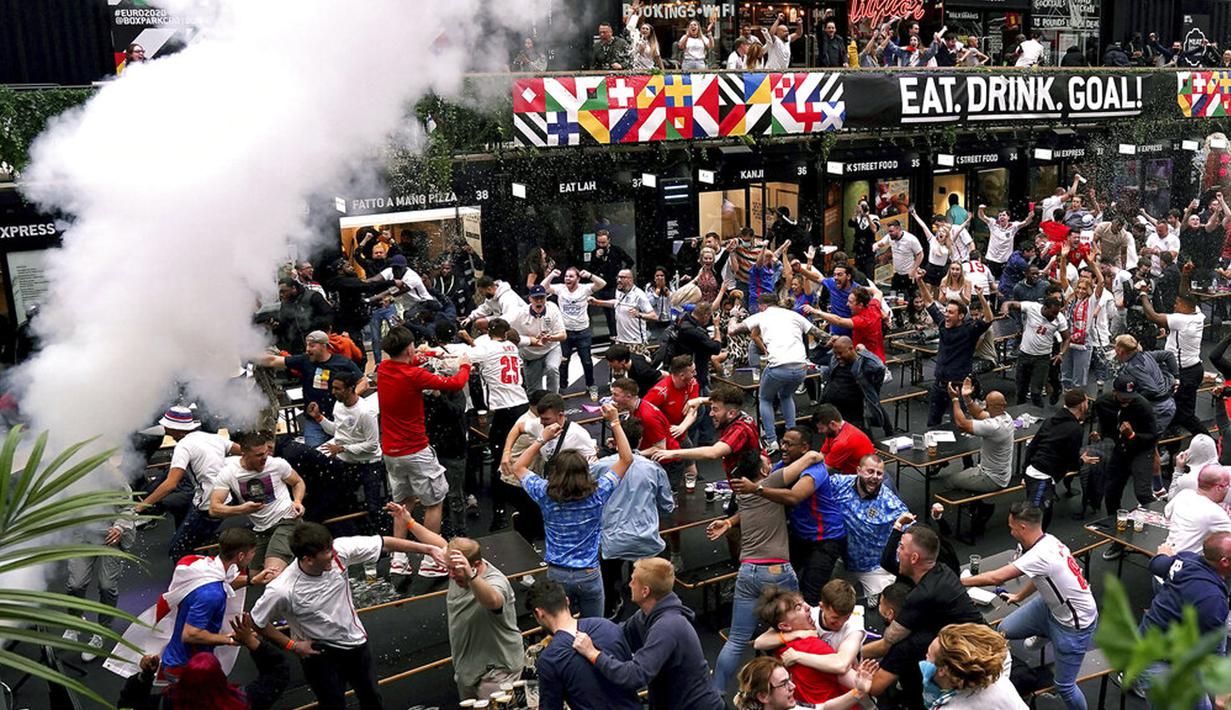 Suporter melakukan selebrasi saat menyaksikan pertandingan babak 16 besar Euro 2020 antara Inggris dan Jerman di BOXPARK Croydon, London, Inggris, Selasa (29/6/2021). Inggris menang 2-0. (Tess Derry/PA via AP)