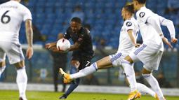 Penyerang Manchester City, Raheem Sterling, melepaskan tendangan saat melawan Leeds United pada laga Liga Inggris di Stadion Elland Road, Sabtu (3/10/2020). Kedua tim bermain imbang 1-1. (Jason Cairnduff/Pool via AP)